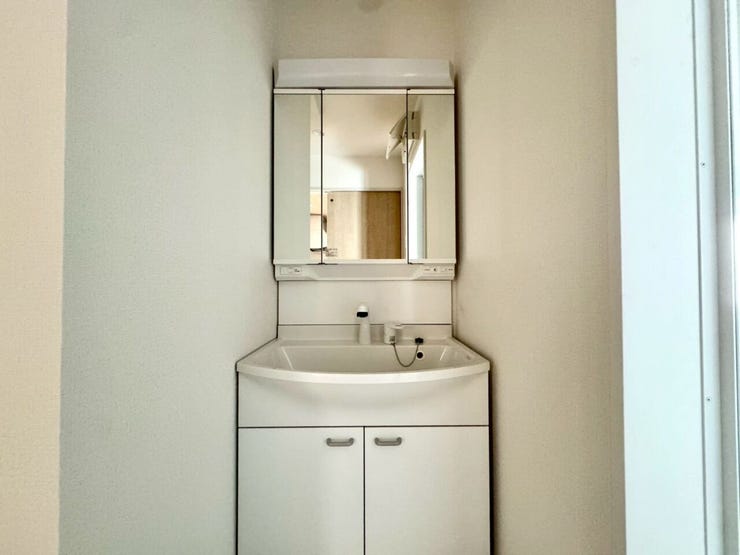 【Washroom】すっきりとしたデザインで、毎日の生活が快適に。収納も豊富な洗面所です。