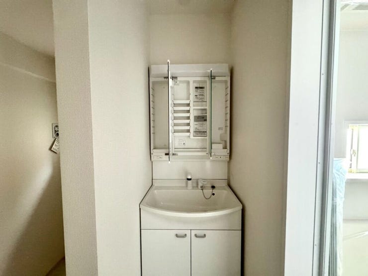 【Washroom】毎朝の準備がスムーズに。広めの洗面台と収納が使いやすい洗面所です。
