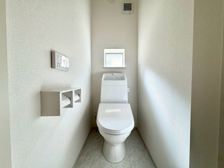 【Toilet】清潔感があり、落ち着いたデザインのトイレ。家族みんなが快適に使えます。