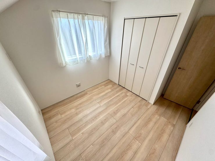 【Bedroom】洋室には収納力のあるクローゼット付き。衣類や荷物もすっきり収まります。