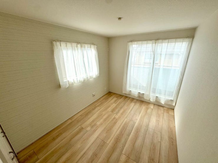 【Bedroom】明るく風通しの良い洋室。新築ならではの清潔感も魅力です。