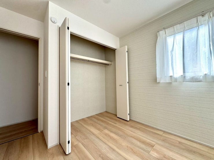 【Bedroom】クローゼット完備で収納力◎。家具の配置もしやすい機能的な洋室です。