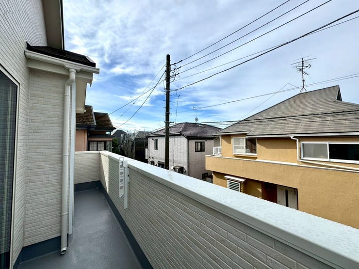【Balcony】日当たりの良いバルコニーはお洗濯物がしっかり乾きやすく、毎日の家事にも重宝します。