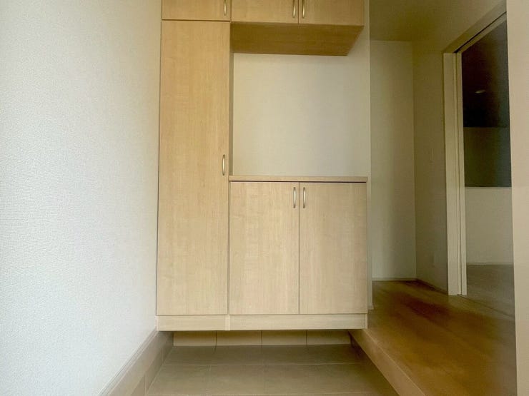 【Entrance】シューズボックス完備の玄関で、靴や小物もスッキリ収納できます。