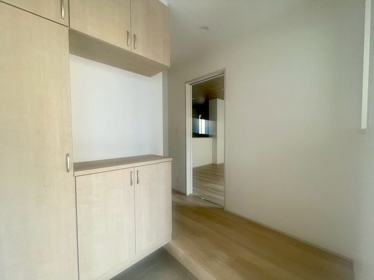 【Entrance】明るく清潔感のある玄関が、毎日の帰宅を心地よく迎えてくれます。