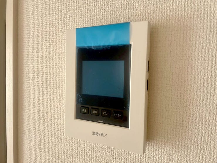 【Facilities】来訪者を確認できるモニター付きインターホンで、防犯面も安心です。