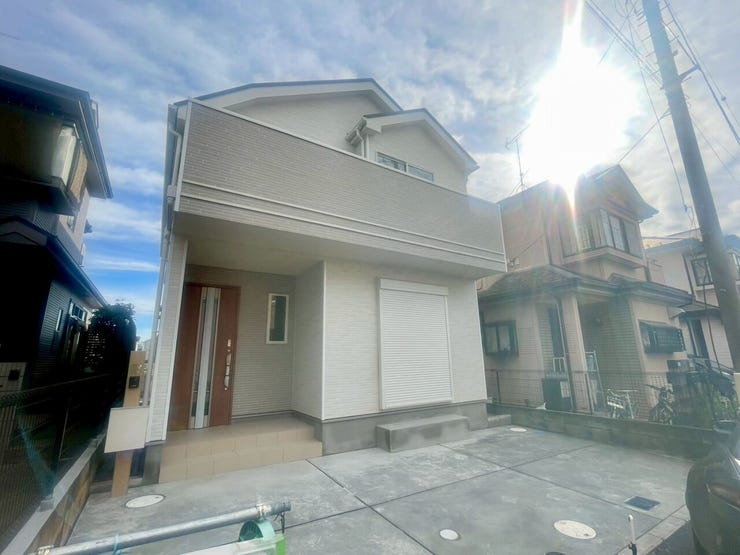 【Exterior】ゆとりのある駐車スペース付きで、車の出し入れもスムーズに行えます。