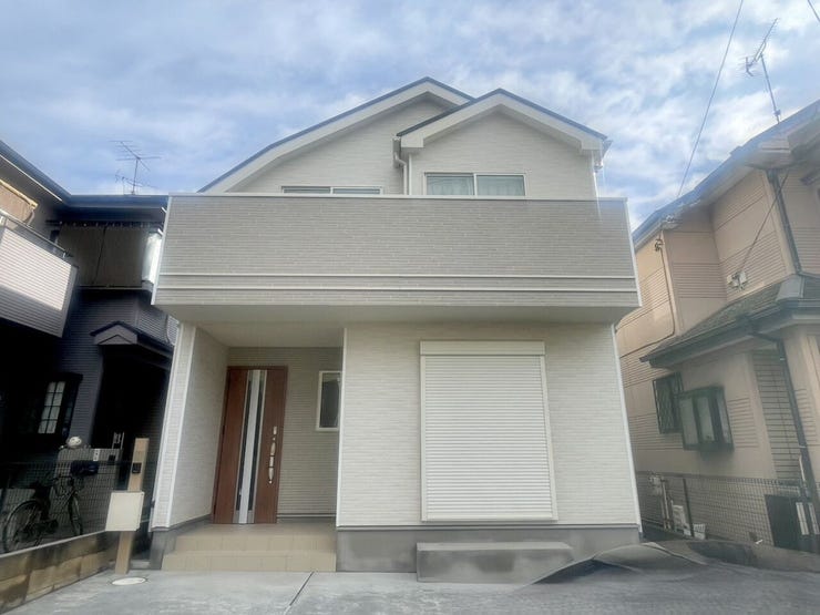 【Exterior】落ち着いたカラーの外観が魅力。モダンで洗練された印象の戸建てです。