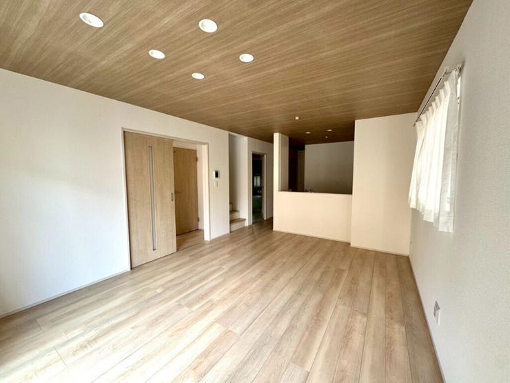 【Living】ぬくもり感じる木目天井。自然の質感が心地よい、落ち着いた空間を演出します。