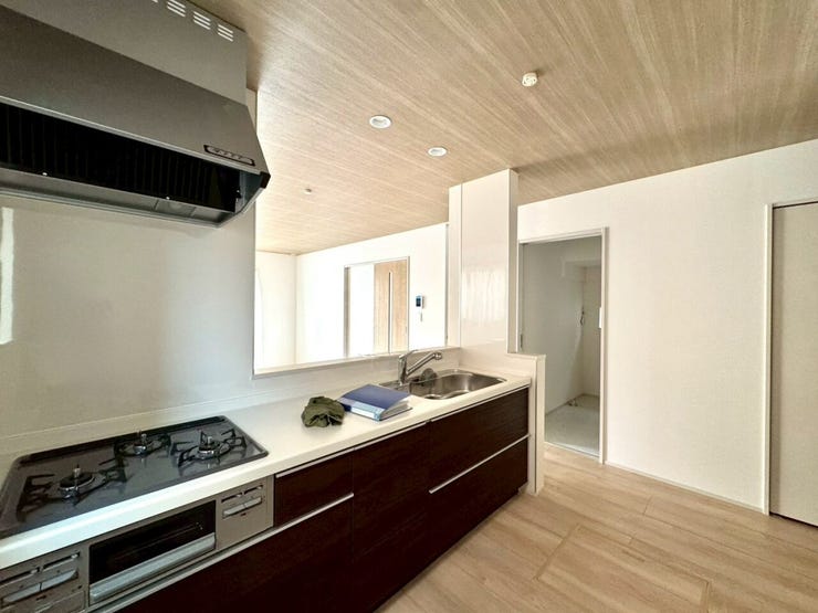 【kitchen】効率よく使える広々キッチン。収納力も高く、料理の時間がスムーズに。