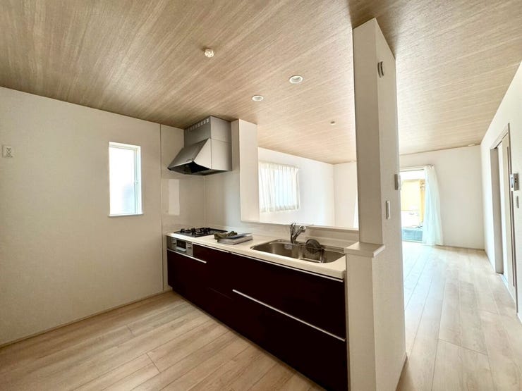 【kitchen】広めのキッチンは料理のしやすさを追求した設計。収納も豊富で作業がしやすい空間です。