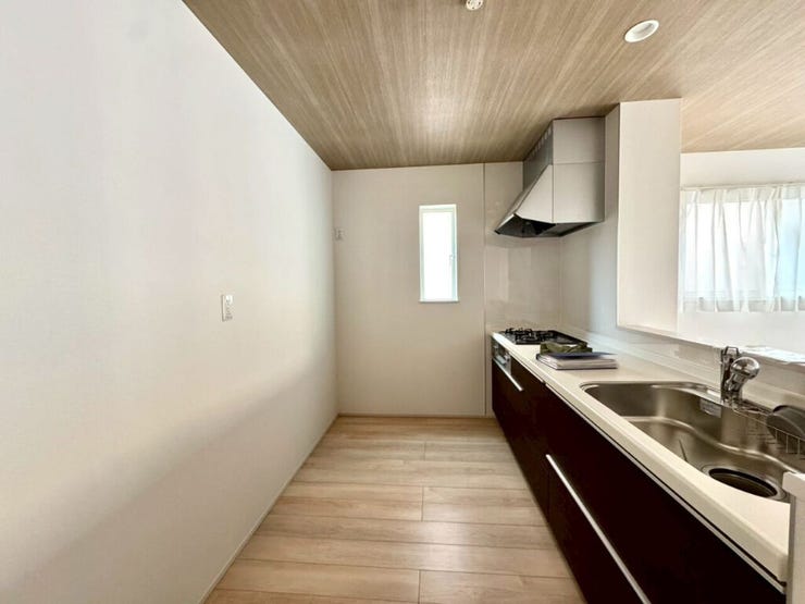 【kitchen】大きなカウンターと十分な収納で、日々の料理が快適に進みます。