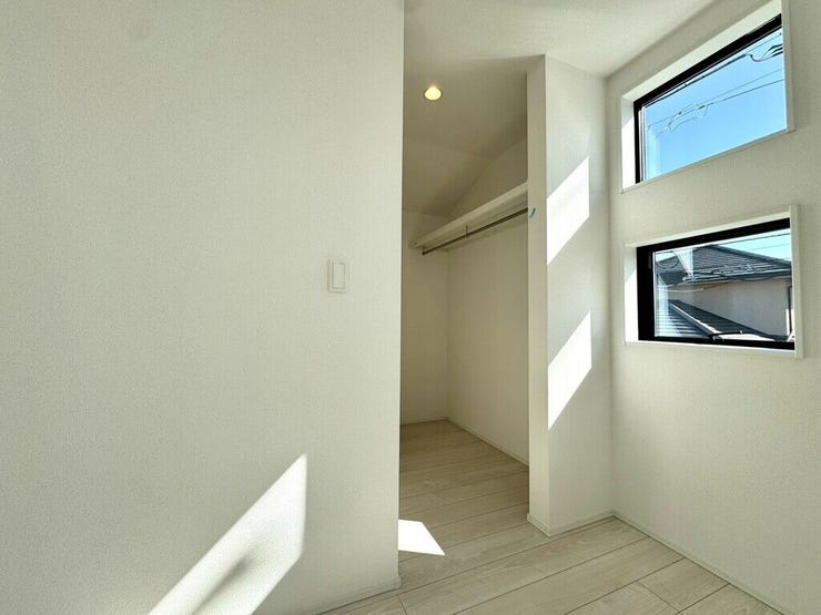 【Bedroom】洋室には収納力のあるクローゼット付き。衣類や荷物もすっきり収まります。