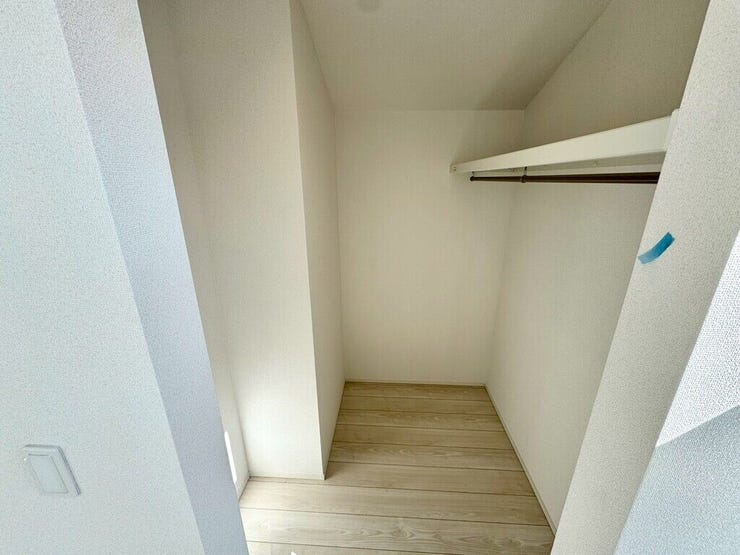 【WIC】広々としたウォークインクローゼットで、衣類や小物をすっきり収納できます。