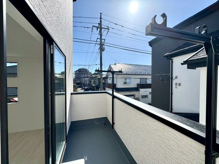 【Balcony】日当たりの良いバルコニーはお洗濯物がしっかり乾きやすく、毎日の家事にも重宝します。