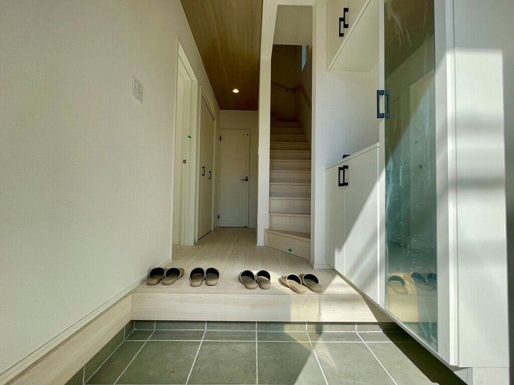 【Entrance】シューズボックス完備の玄関で、靴や小物もスッキリ収納できます。