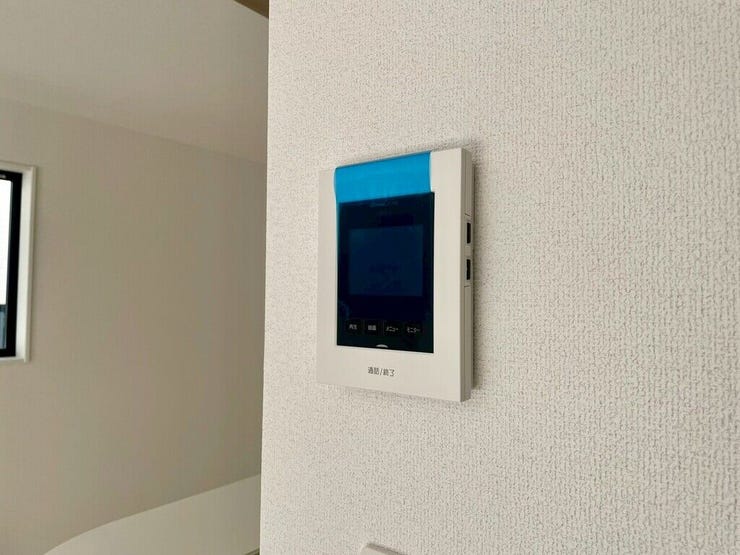【Facilities】来訪者を確認できるモニター付きインターホンで、防犯面も安心です。