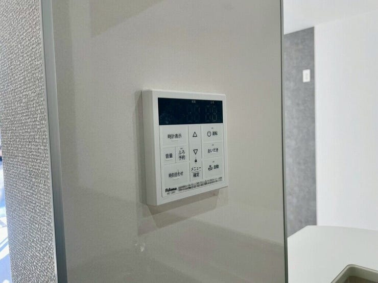 【Facilities】お湯の温度調整がラクな給湯器リモコン付き。追い焚き操作も簡単です。