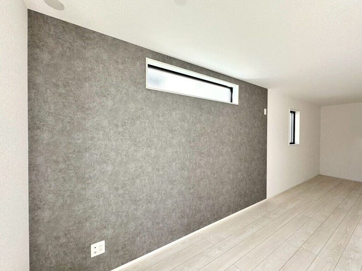 【Living】おしゃれなアクセントクロスが印象的。毎日を彩る心地よいリビング空間です。