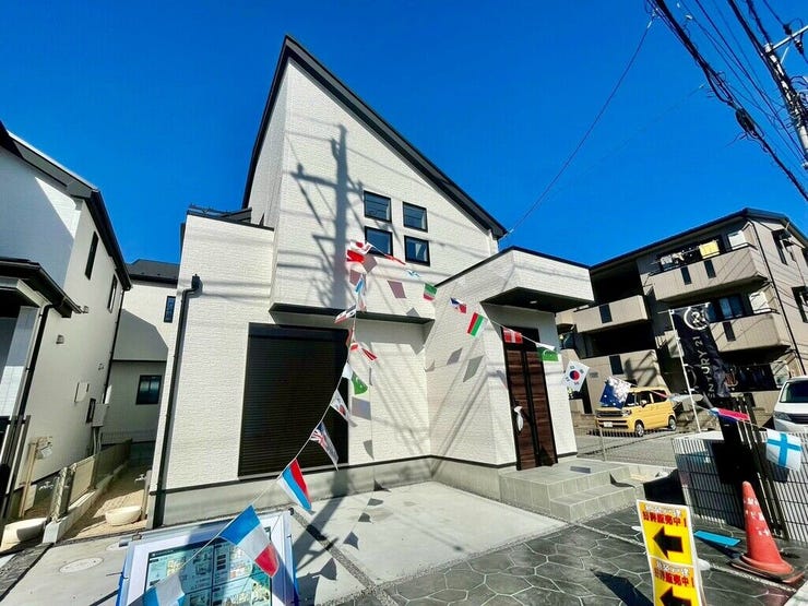 【Exterior】ゆとりのある駐車スペース付きで、車の出し入れもスムーズに行えます。