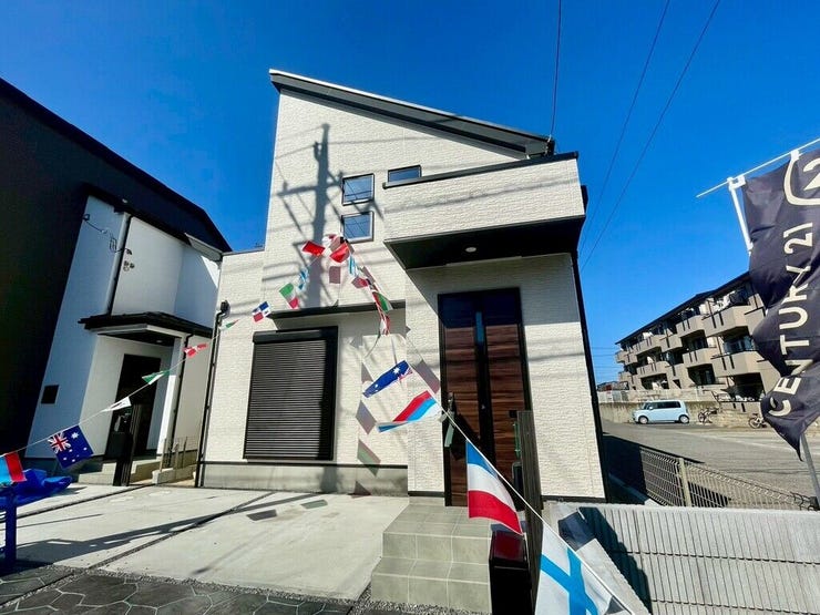 【Exterior】モダンでスタイリッシュな外観。周囲に調和する落ち着いた佇まいが魅力です。