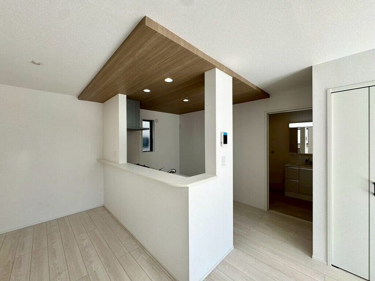 【kitchen】折下げ天井により空間にメリハリが生まれ、開放感と落ち着きが共存します。