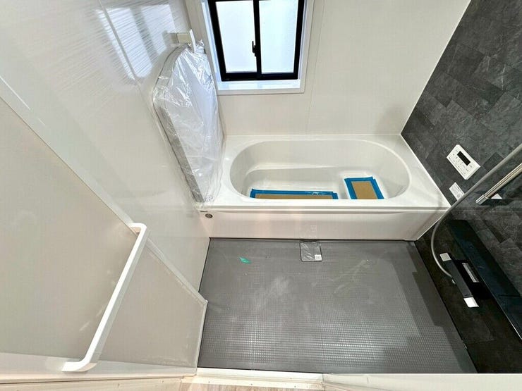 【Bathroom】広く快適な浴室で、ゆったりとお湯に浸かるひとときをお楽しみいただけます。