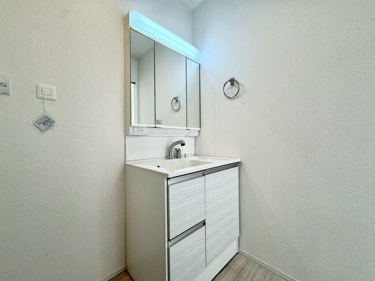 【Washroom】すっきりとしたデザインで、毎日の生活が快適に。収納も豊富な洗面所です。