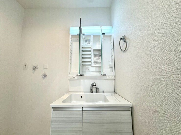 【Washroom】毎朝の準備がスムーズに。広めの洗面台と収納が使いやすい洗面所です。
