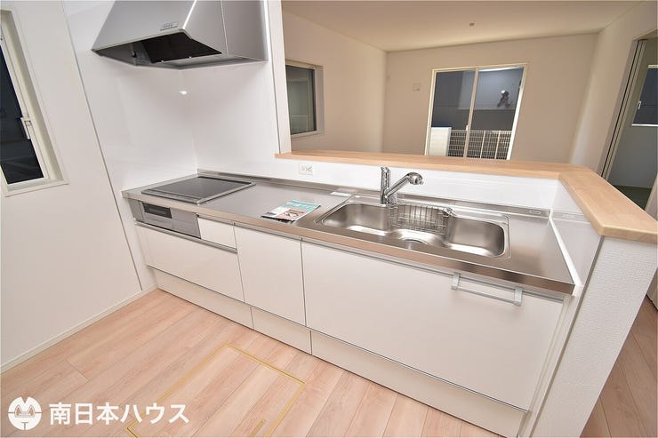 【キッチン】対面式の収納豊富なキッチンです!IHクッキングヒーターや浄水機能付き水栓を備えます♪