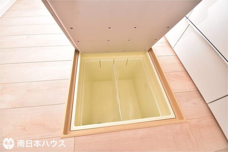 【床下収納】保存食や使用頻度の少ない品物を収納でき、キッチン周りをスッキリと収納できます♪