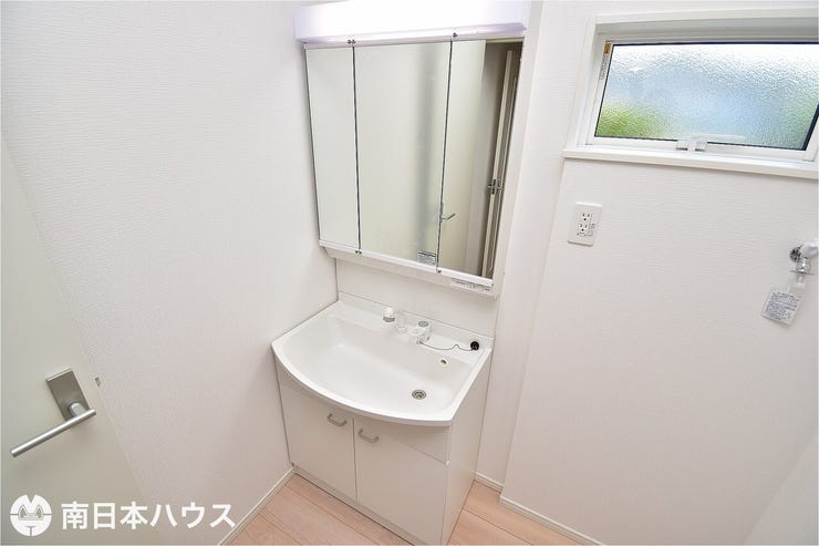 【洗面台】ミラー内側の収納スペースは、ティッシュBOXも収納可能♪可変トレイは取り外して洗えます!