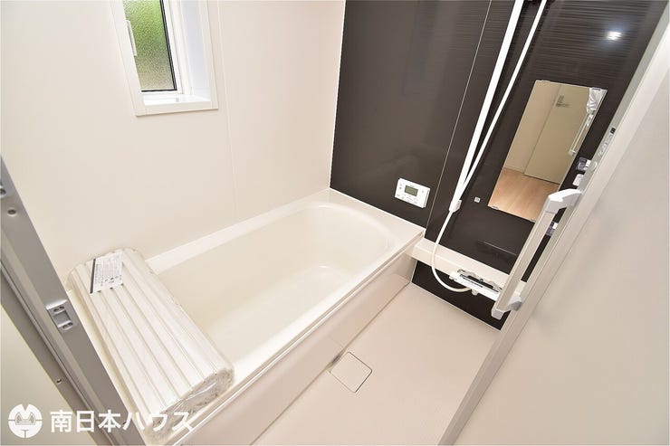 【浴室】浴室暖房乾燥機付きの浴室です!小窓付きで自然換気もでき、衛生的です♪