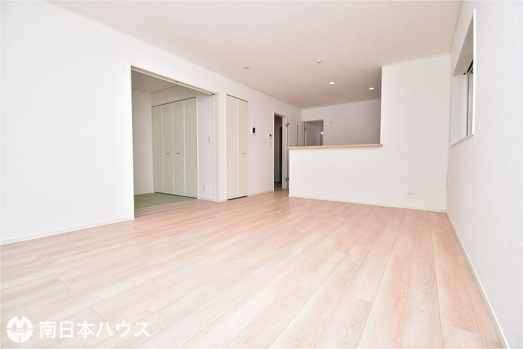 【リビング】16帖のリビングです!和室が隣接しています♪収納もあり使い勝手も良好です♪