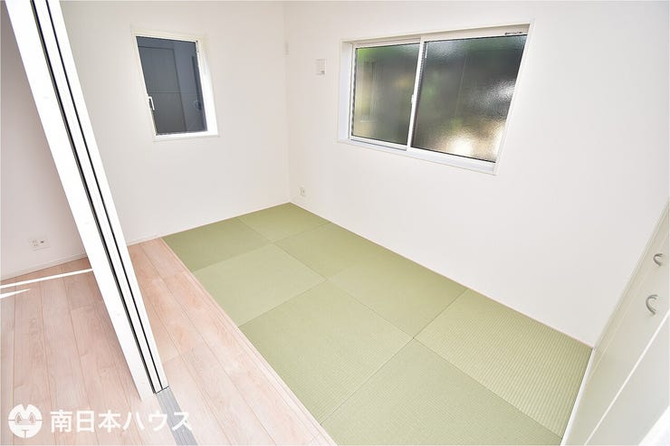 【和室】板の間もある5帖の和室です!リビングに隣接しているので客間や子供の遊び場として活躍しそう♪