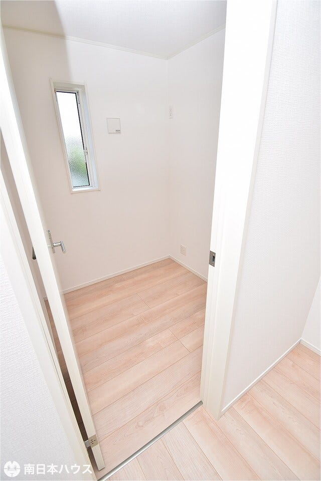 【納戸】約2帖のお部屋があります!収納はもちろん仕事や趣味のお部屋など色々と使えそうです♪