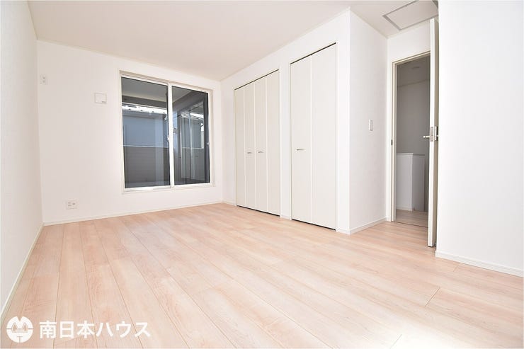 【洋室】8帖の洋室です!南西向きのバルコニーや納戸を備えた寝室に最適なお部屋です♪