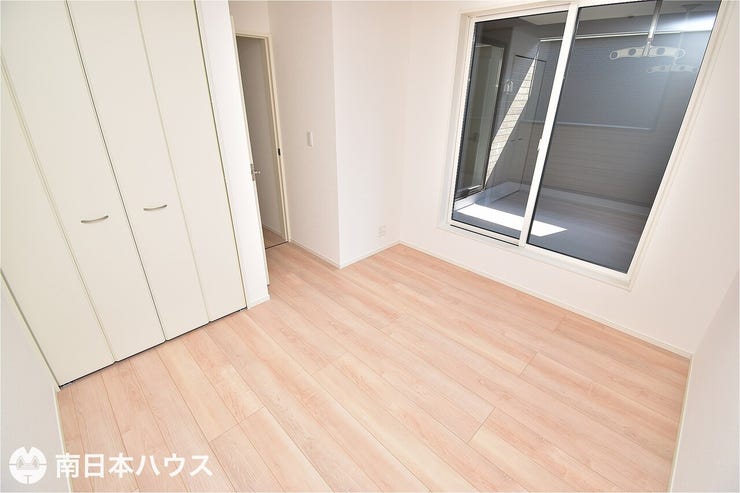 【洋室】5.7帖の洋室です!インナーバルコニーに面したお部屋です♪全居室に収納を完備!