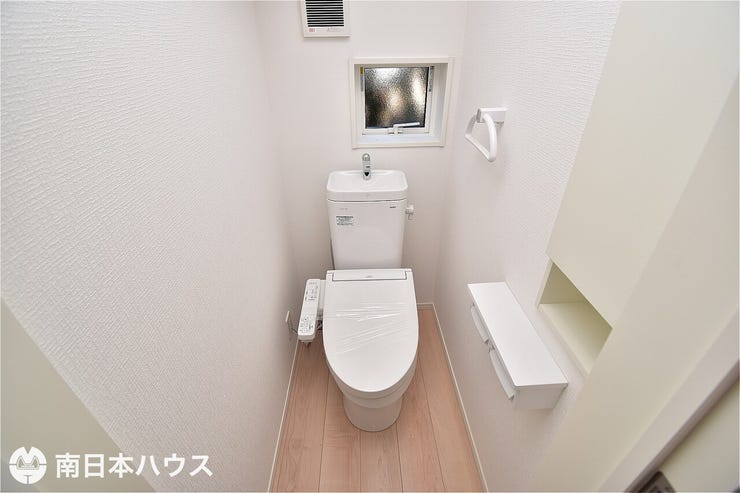 【トイレ】温水洗浄便座機能付きのトイレです!収納もあり、トイレットペーパーや掃除道具を収納可能♪