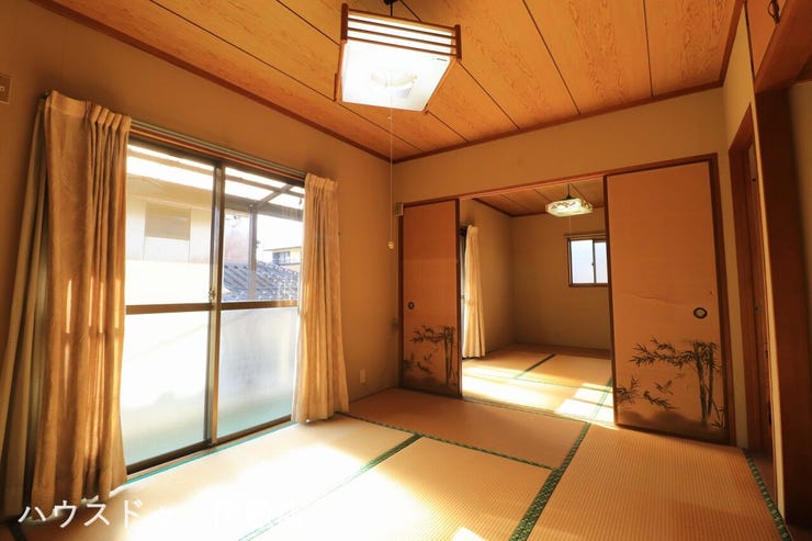 【2F和室6帖×和室6帖】
南側に掃き出し窓があり、自然光が入りやすい和室