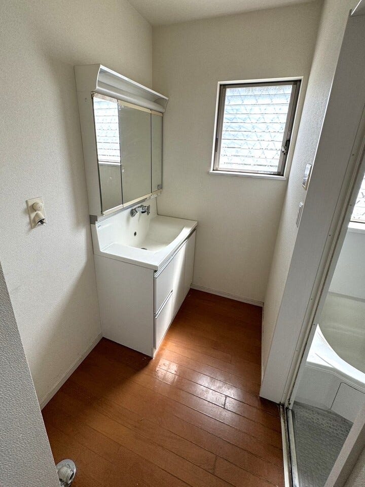 ◇3面鏡付洗面台は鏡裏にも収納スペースがあり便利です♪