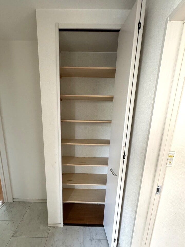 ◇玄関正面にも収納付き♪