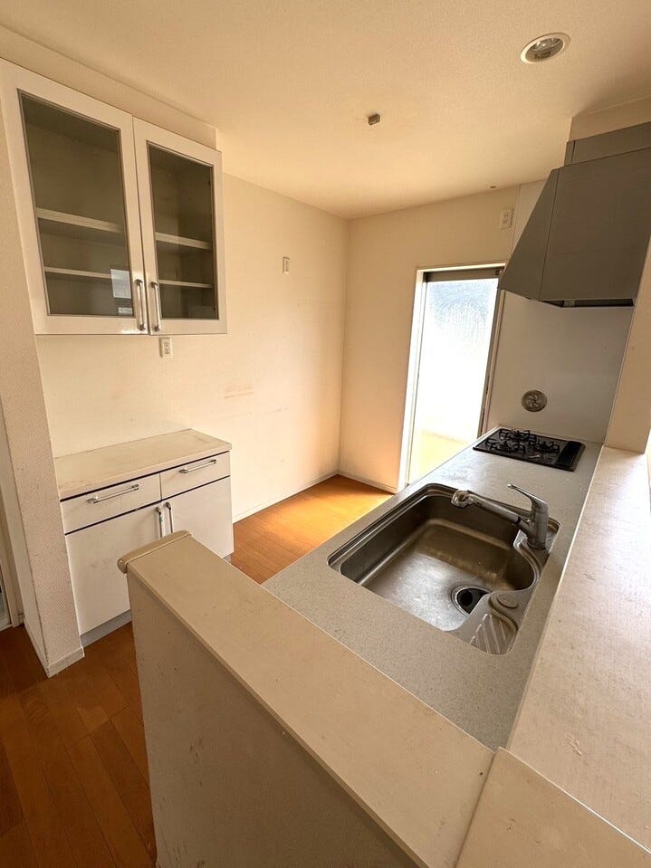 ◇収納付きで食器や調理道具も整理整頓しやすく♪