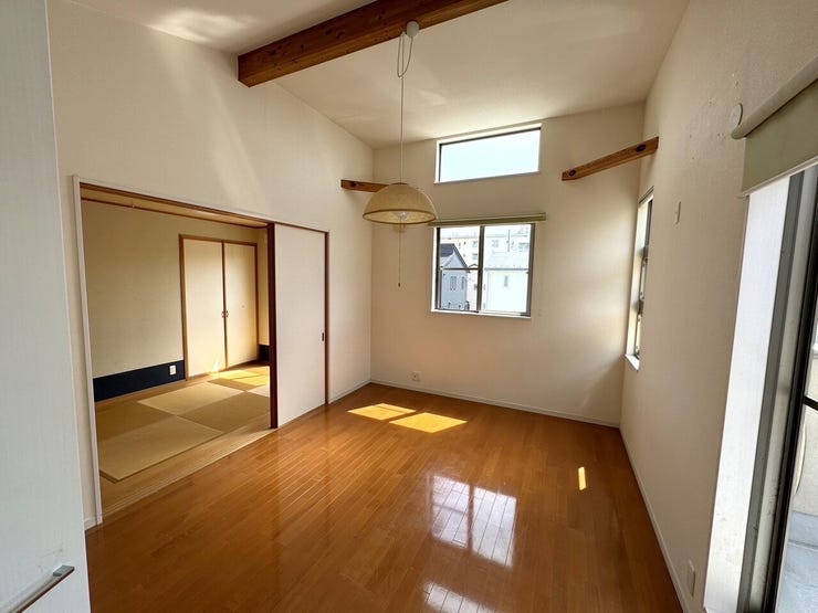 ◇2階洋室(約8.125帖)
→2面採光で陽当たり・風通しも良好♪