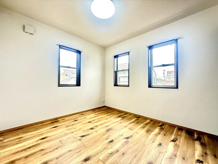 ◇5.4帖 洋室◇
北側のお部屋ですが、2面採光を確保しており明るいです。柔らかな光が長時間続くので、勉強や読書など落ち着いて作業するのに最適なお部屋です。お子様のお部屋や趣味部屋にいかがですか。