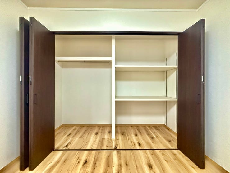 ◇クローゼット◇
大容量のクローゼット完備。お洋服もたくさん収納できて、お部屋がスッキリします。ハンガーパイプが設置されており、大切なお洋服が傷まないよう、そのままかけて収納できます。