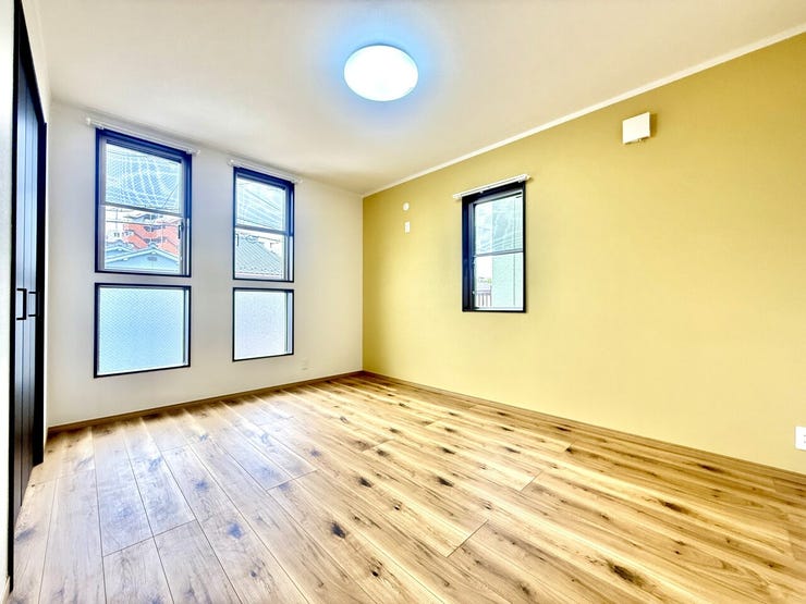 ◇7.2帖 主寝室◇
ご夫婦の主寝室に最適なお部屋です。十分な広さがあるので、大切なプライベート空間を素敵に演出できます。アクセントクロスで、メリハリが生まれ、おしゃれな雰囲気になっています♪