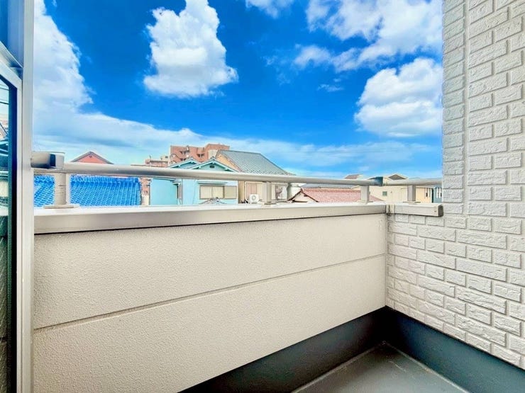 ◇バルコニー◇
南側に面したバルコニーですので1日を通して明るいです。陽の光がたっぷりと降り注ぎますのでお洗濯物もよく乾きそうですね。日中の最も洗濯物干しに適した時間帯を最大限に活用できます。