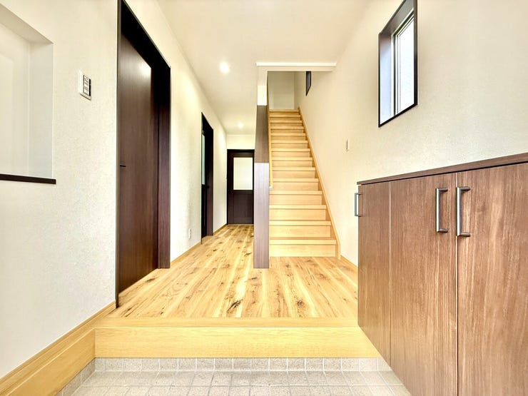 ◇玄関◇
窓もあり明るく、温かな雰囲気で家族の帰りや来訪者を出迎えてくれる玄関です。玄関周りはその家や家族を映し出す、家の顔。どこまでも明るく快適でありたいですね♪