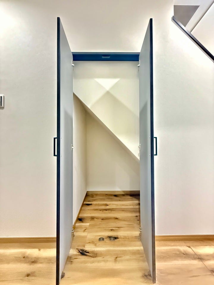 ◇階段下収納◇
誰もが通る所にある1階階段横の収納スペース。日用品の買い置きや、DIY工具といった生活道具、新聞・雑誌など古紙の一時置き、備蓄品置き場にしてもいいですね♪